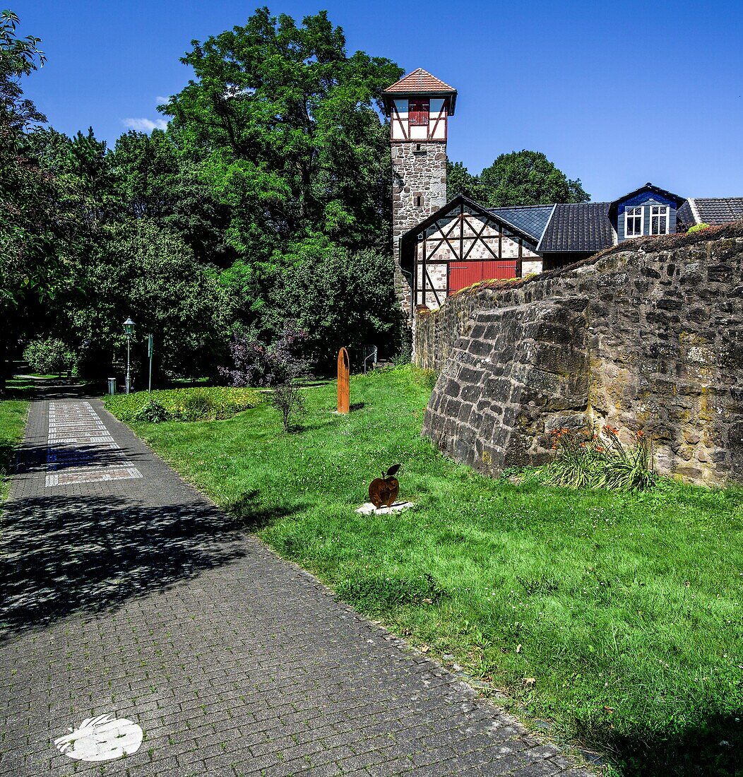 Frau Holle Rundweg, weiße Feder als Wegmarkierung, Stadtmauer und Eulenturm, Hessisch Lichtenau, Hessen, Deutschland