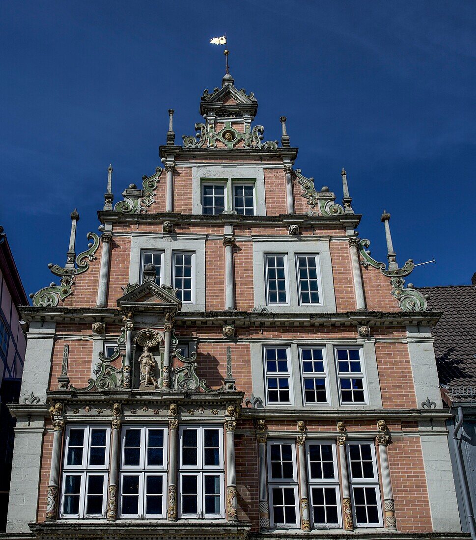  Facade of the Leisthaus (1585) in Osterstraße, old town of Hameln, Lower Saxony, Germany 