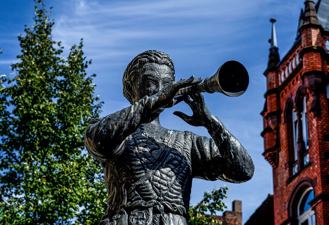  Figure of the Pied Piper at the Pied Piper Fountain in Osterstraße, old town of Hameln, Lower Saxony, Germany 