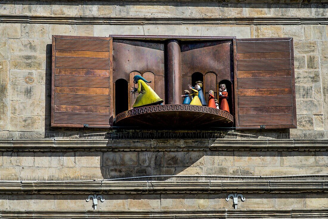  Performance of the Pied Piper puppet show at the Wedding House, Old Town of Hameln, Lower Saxony, Germany 