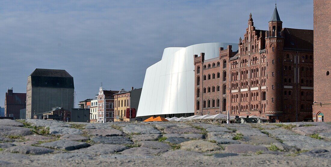 Modernes Gebäude Ozeaneum neben altem Backsteinbau, am Hafen, Stralsund, Mecklenburg-Vorpommern, Deutschland