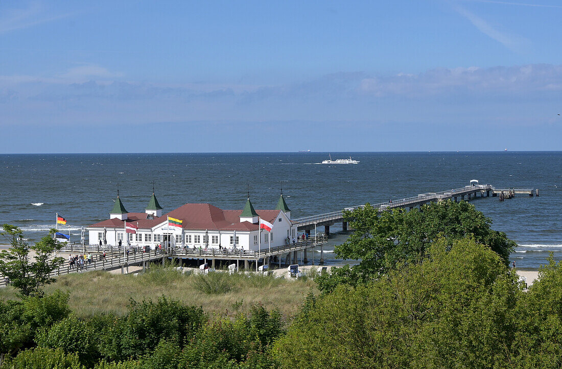 Blick zur Seebrücke mit Restaurant, Albeck, Insel Usedom, Mecklenburg-Vorpommern, Deutschland