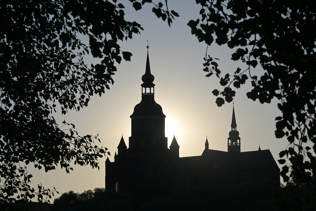  Park at Frankenteich with St. Mary&#39;s Church, Stralsund, Mecklenburg-Western Pomerania, Germany 