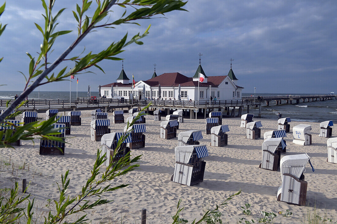 Seebrücke mit Restaurant, Albeck, Insel Usedom, Mecklenburg-Vorpommern, Deutschland