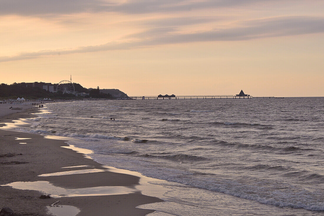 Sonnenuntergang am Strand an der Seebrücke von Albeck mit Blick bis Heringsdorf, Insel Usedom, Mecklenburg-Vorpommern, Deutschland