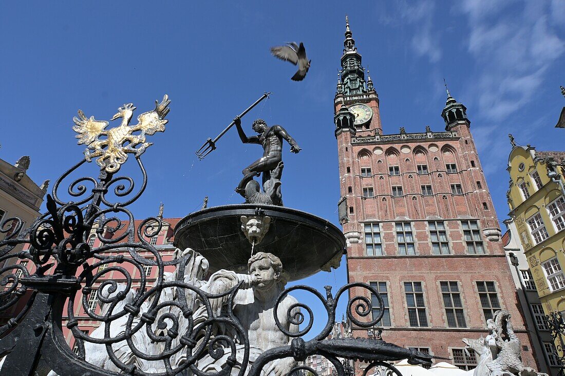 Neptunbrunnen und Rathaus am Langen Markt, Marktplatz, Danzig (Gdańsk), Polnische Ostseeküste, Pommern, Polen