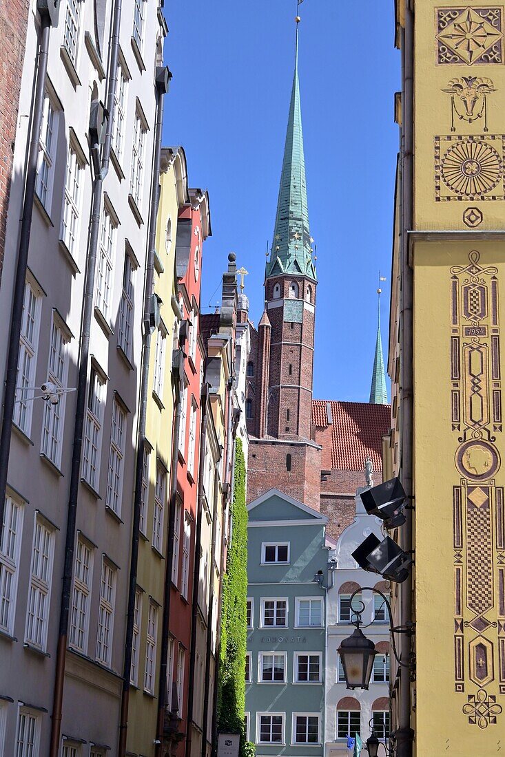 Blick durch Gasse zur Marienkirche, Danzig (Gdańsk), Polnische Ostseeküste, Pommern, Polen