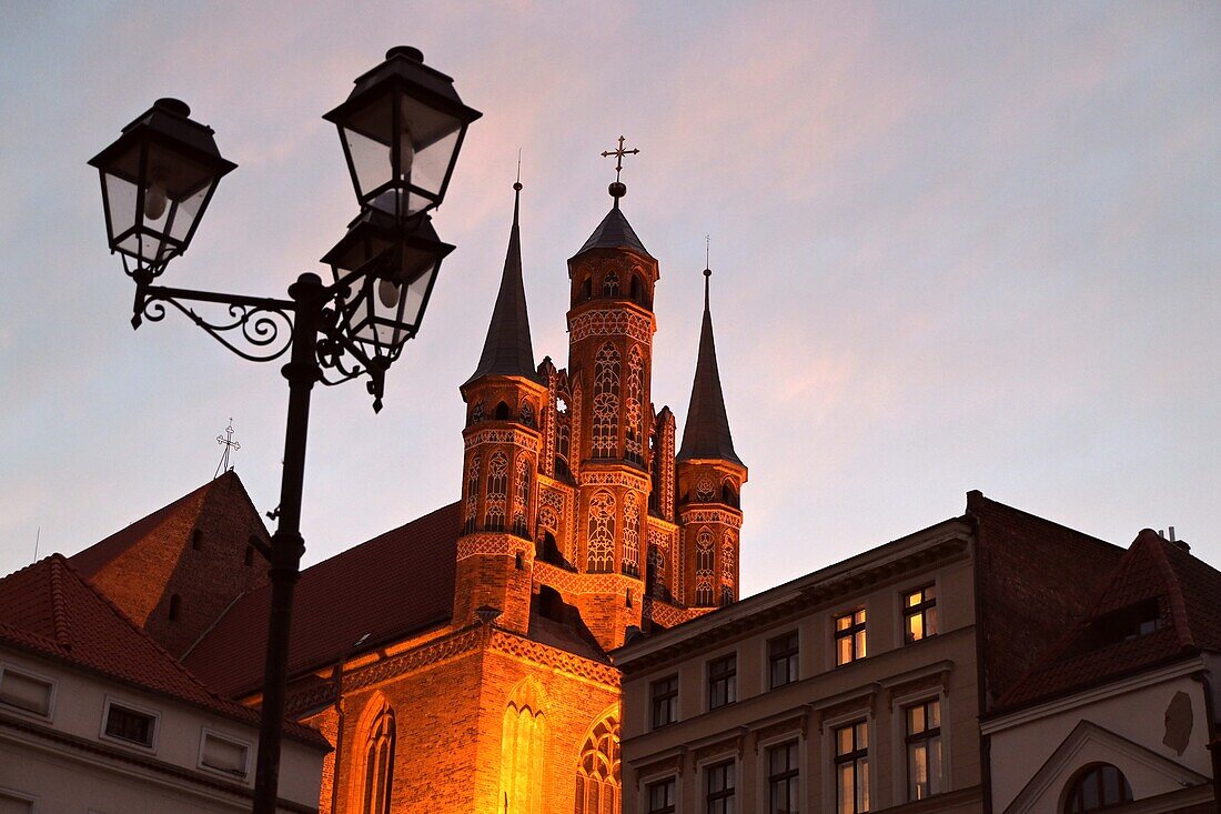 Sonnenuntergang an der Marienkirche, Thorn (Torun), Pommern, Polen