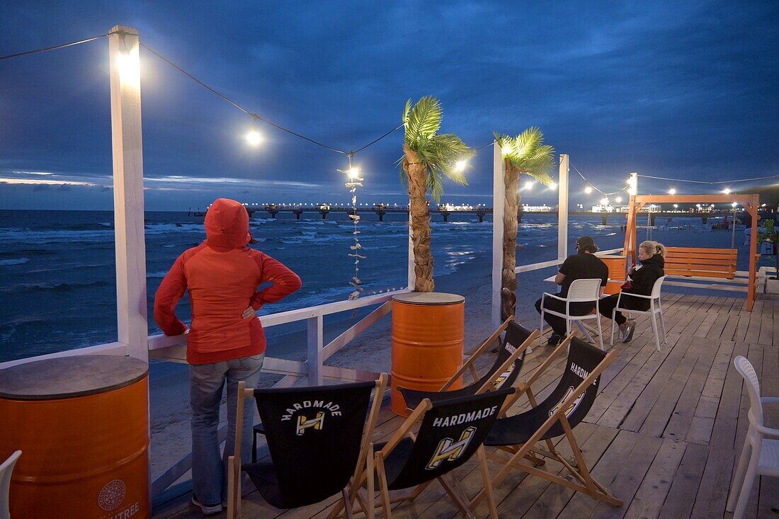 Bar am Abend am Strand von Misdroy (Miedzyzdroje), Nationalpark Wolin (Wolinski), Insel Wolin, Ostseeküste, West-Pommern, Polen