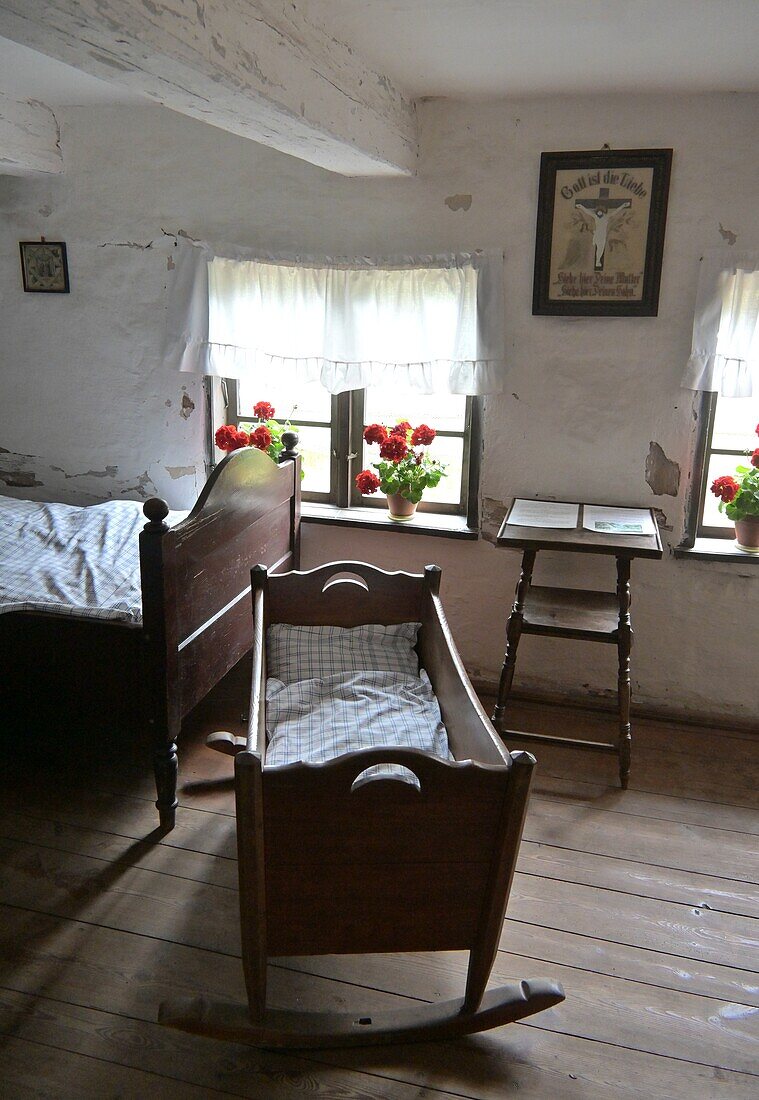 Alte Bauernstube im Freilichtmuseum in Kluki (Klucken), Ostseeküste, Pommern, Polen