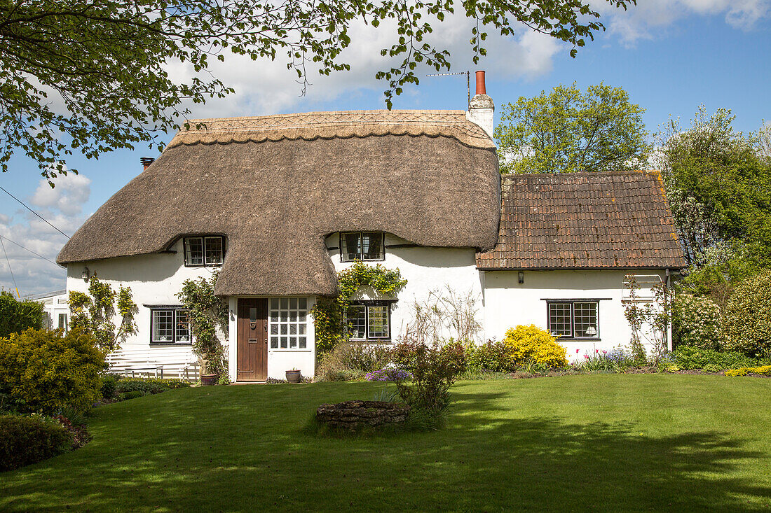  Attraktives strohgedecktes Landhaus, Cherhill, Wiltshire, England, Großbritannien 