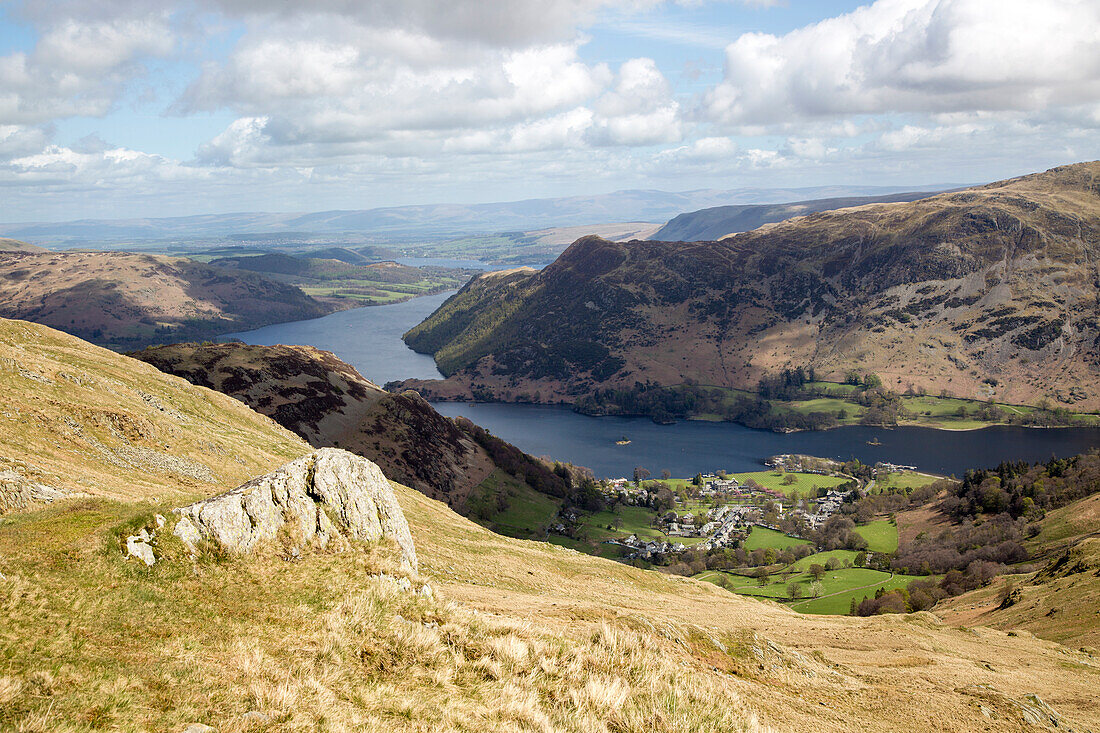  Blick auf den See Ullswater und das Dorf Glenridding, Lake District, Cumbria, England, Großbritannien 