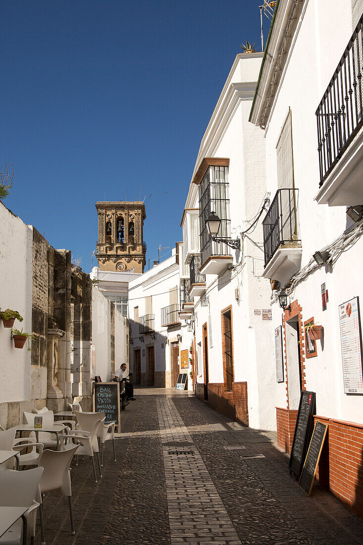  Schmale historische Dorfstraße von Arcos de la Frontera, Provinz Cadiz, Spanien 