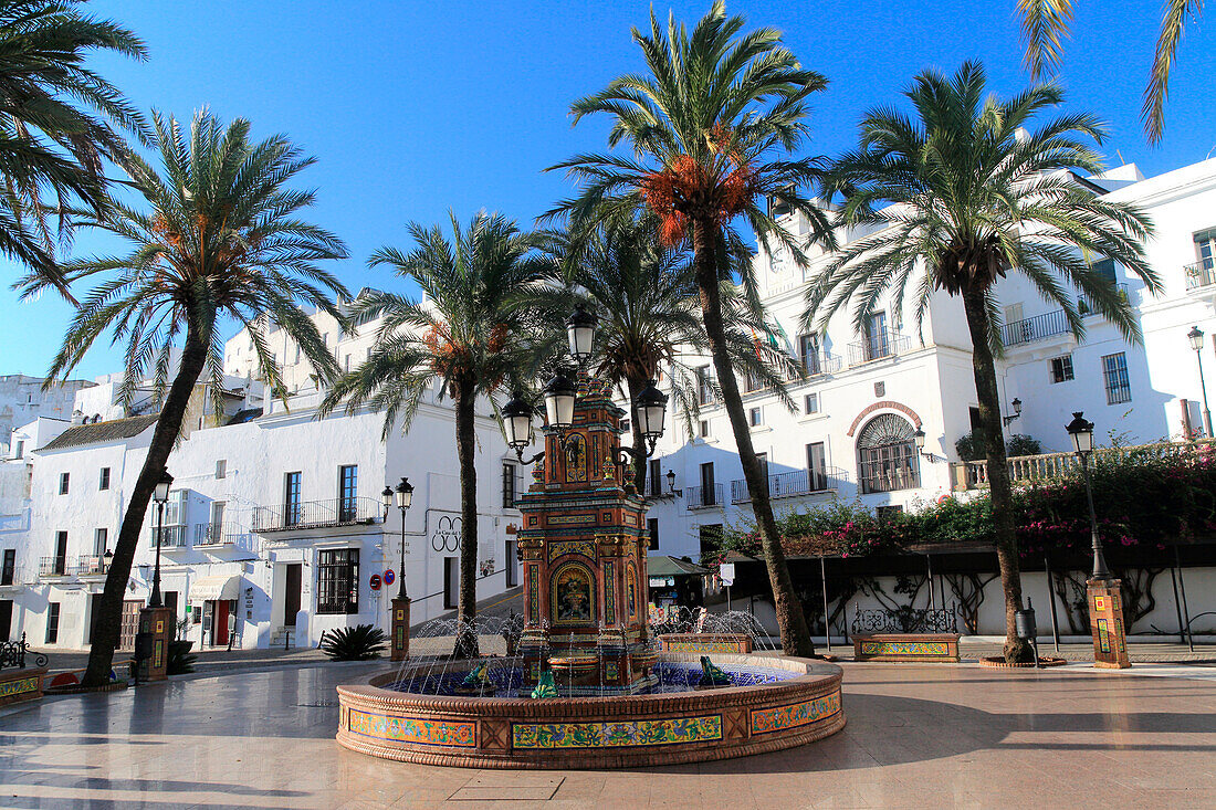  Brunnen und Palmen auf der Plaza de Espana, Vejer de la Frontera, Provinz Cadiz, Spanien 