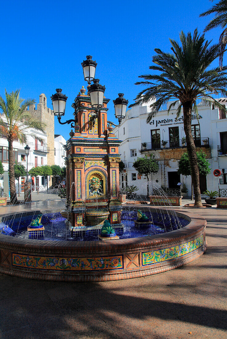  Brunnen und Palmen auf der Plaza de Espana, Vejer de la Frontera, Provinz Cadiz, Spanien 