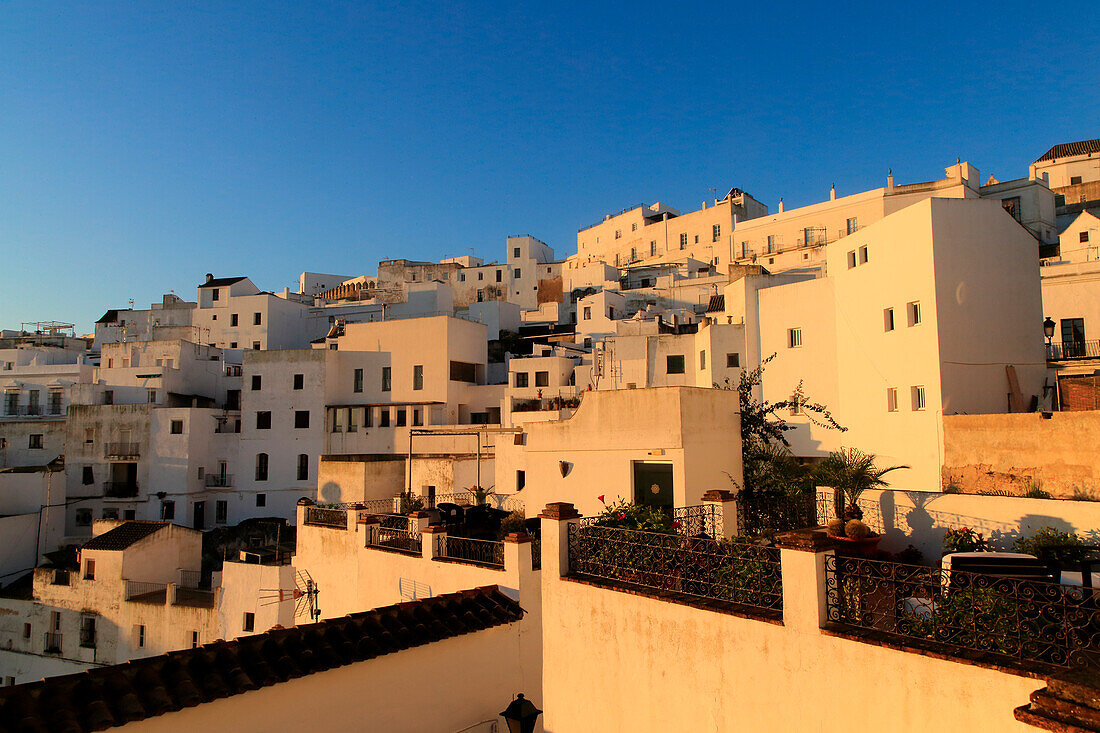  Pueblo Blanco, historisches Dorf mit weiß getünchten Häusern am Hang, Vejer de la Frontera, Provinz Cadiz, Spanien 