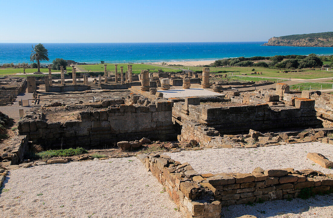  Überblick über die römische Stätte Baelo Claudia mit Blick aufs Meer, Provinz Cadiz, Spanien 