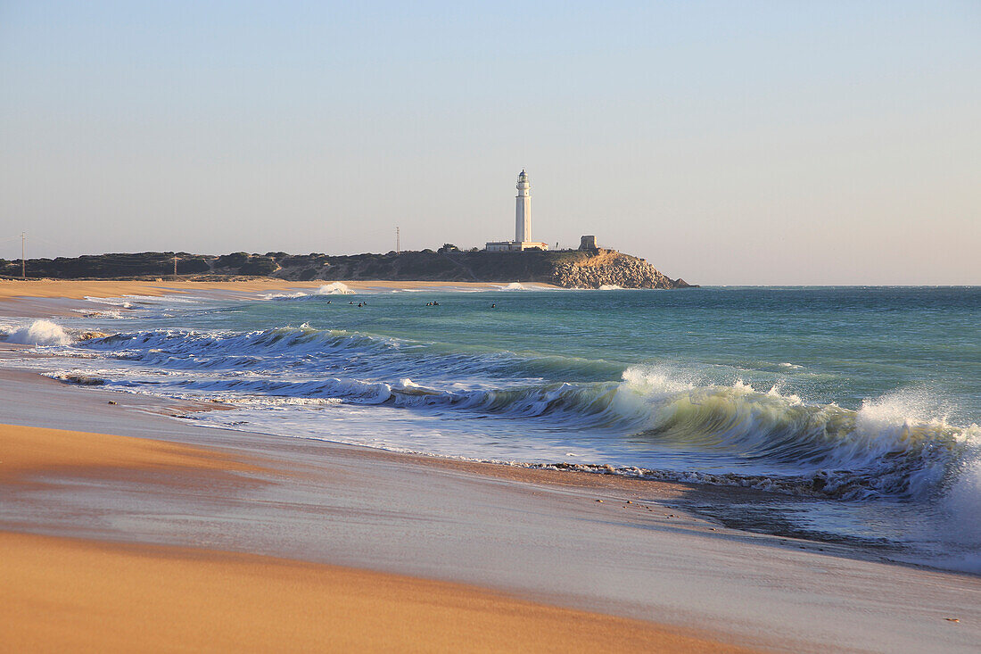  Sandstrand und Leuchtturm am Cabo de Trafalgar, Provinz Cadiz, Spanien 