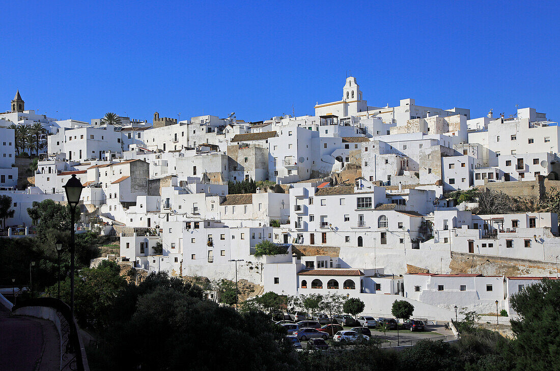  Pueblo Blanco, historisches Dorf mit weiß getünchten Häusern am Hang, Vejer de la Frontera, Provinz Cadiz, Spanien 