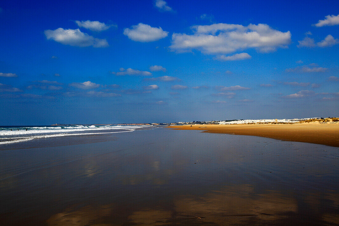  Welle bricht am Sandstrand von Conil de la Frontera, Provinz Cadiz, Spanien 