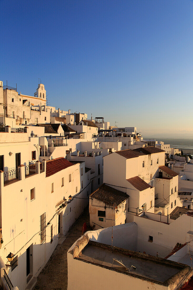  Pueblo Blanco, historisches Dorf mit weiß getünchten Häusern am Hang, Vejer de la Frontera, Provinz Cadiz, Spanien 