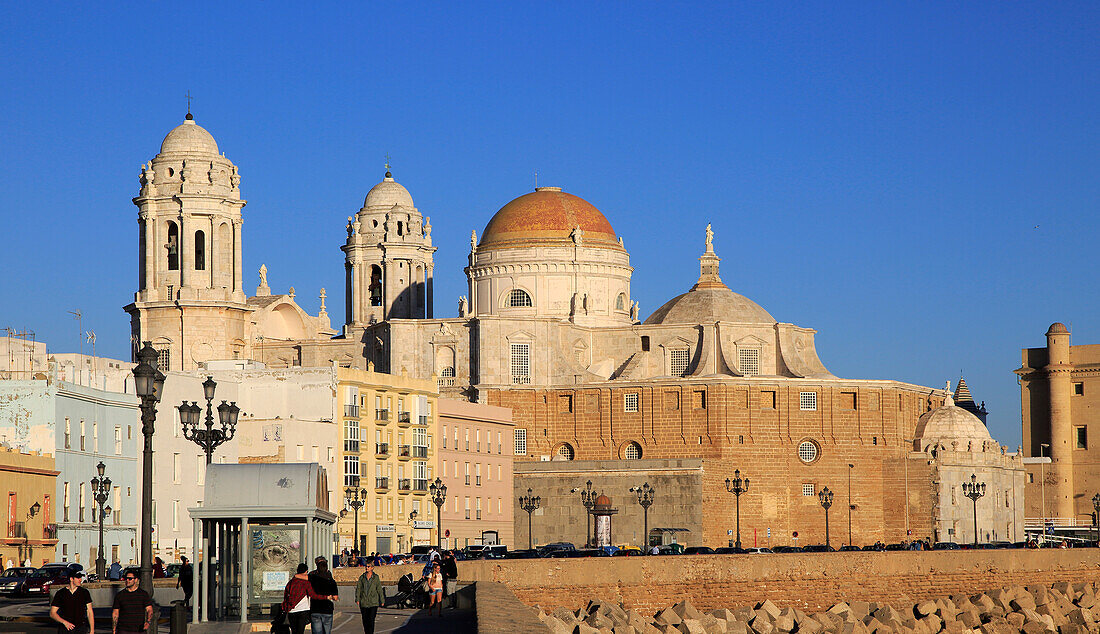  Kathedrale Kirchengebäude von der Strandpromenade aus gesehen, Cadiz, Spanien 