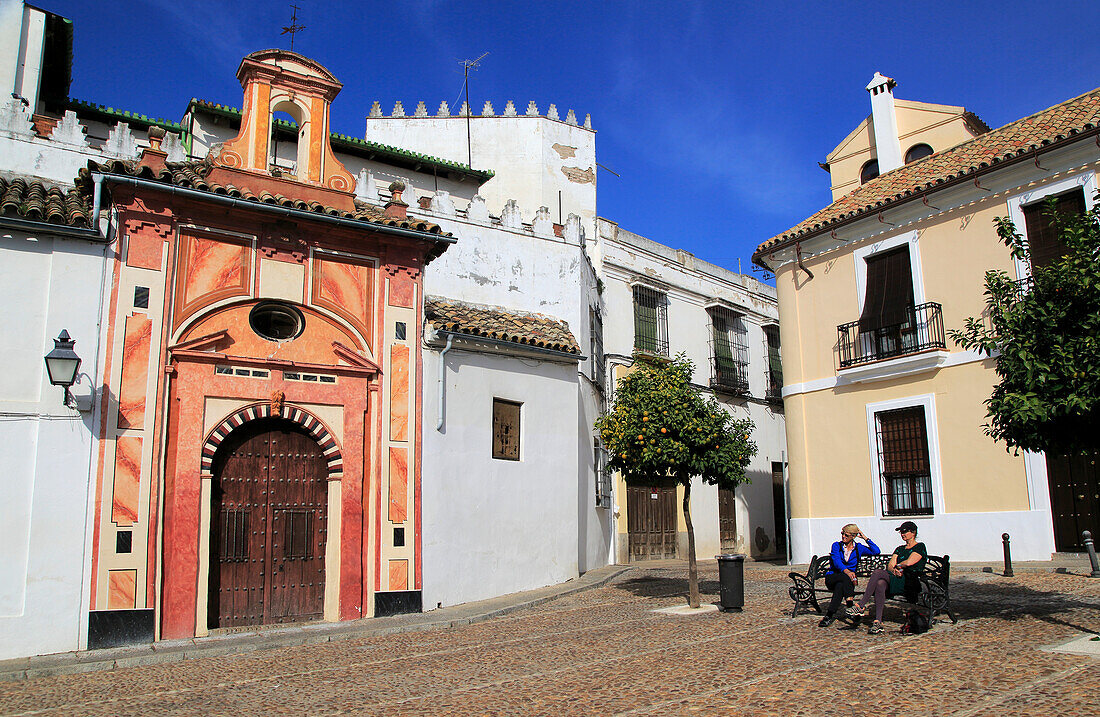  Attraktives historisches Tor und Gebäude in der alten Innenstadt, Cordoba, Spanien 