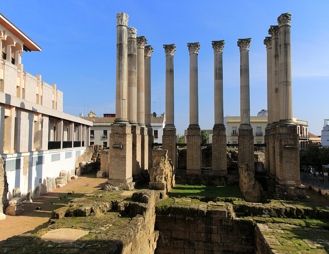  Säulen der römischen Tempelreste, Templo Romano, Cordoba, Spanien 