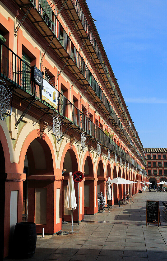  Historische Gebäude auf dem Säulenplatz Plaza de Corredera aus dem 17. Jahrhundert, Cordoba, Spanien 