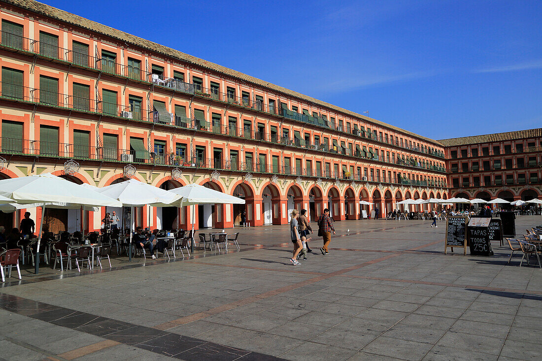  Historische Gebäude auf dem Säulenplatz Plaza de Corredera aus dem 17. Jahrhundert, Cordoba, Spanien 