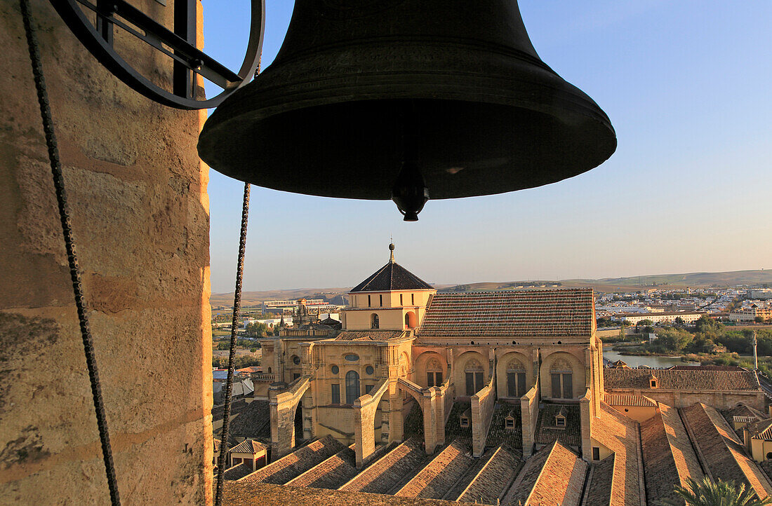  Erhöhte Ansicht der Großen Moschee, Mezquita-Kathedrale, ehemaliges Moscheengebäude im Zentrum von Córdoba, Spanien 