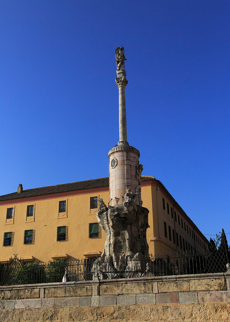  Triunfo de San Rafael de la Puerta del Puente, Cordoba, Spanien Denkmal für Erzengel Rafael 