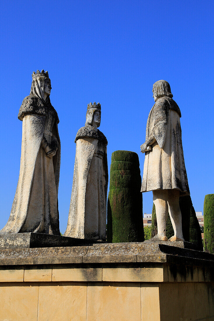  Statuen von Kolumbus, König Ferdando und Königin Isabel im Garten von Alcazar, Cordoba, Spanien, Alcázar de los Reyes Cristianos 