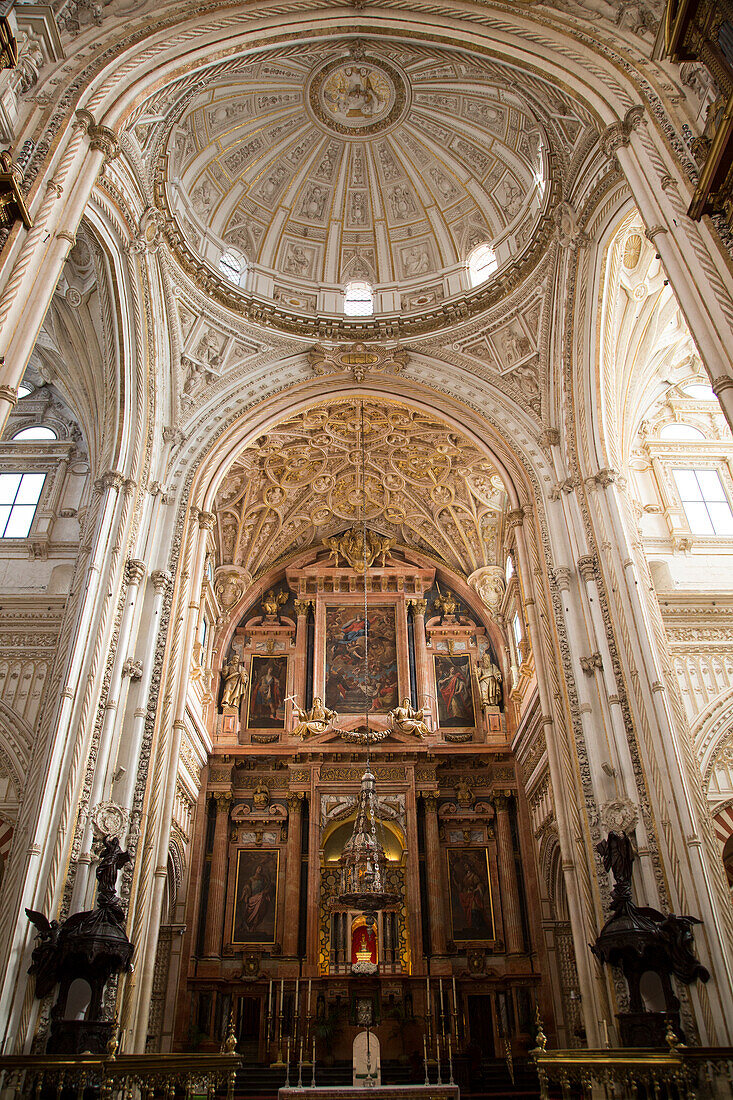  Altarinnenraum der Kathedrale in der ehemaligen Moschee, Cordoba, Spanien 