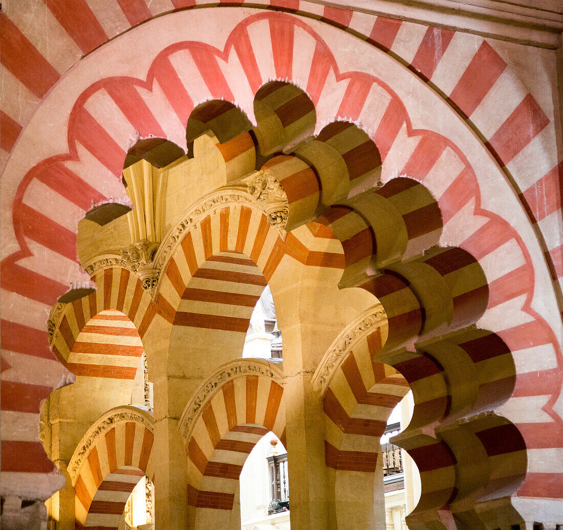  Maurische Bögen in der ehemaligen Moschee, heute Kathedrale, Cordoba, Spanien 