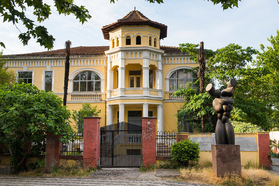 Zeitgenössische Skulptur vor einem alten Gebäude, Institut für Studien über die Verbrechen und Folgen des Kommunismus (Iskk Albania), Tirana, Albanien, Südosteuropa