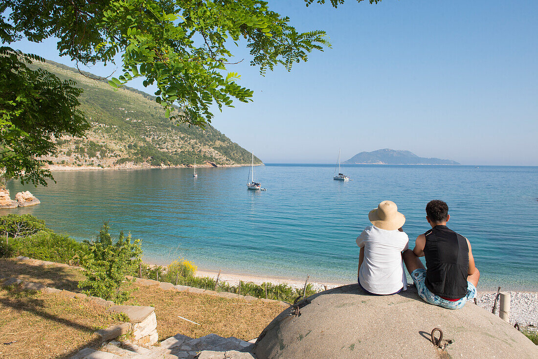  Paar auf der Kuppel eines Bunkers an einem Strand der Halbinsel Karaburun, im Karaburun-Sazan Marine Park, Bucht von Vlore, Albanien, Südosteuropa 