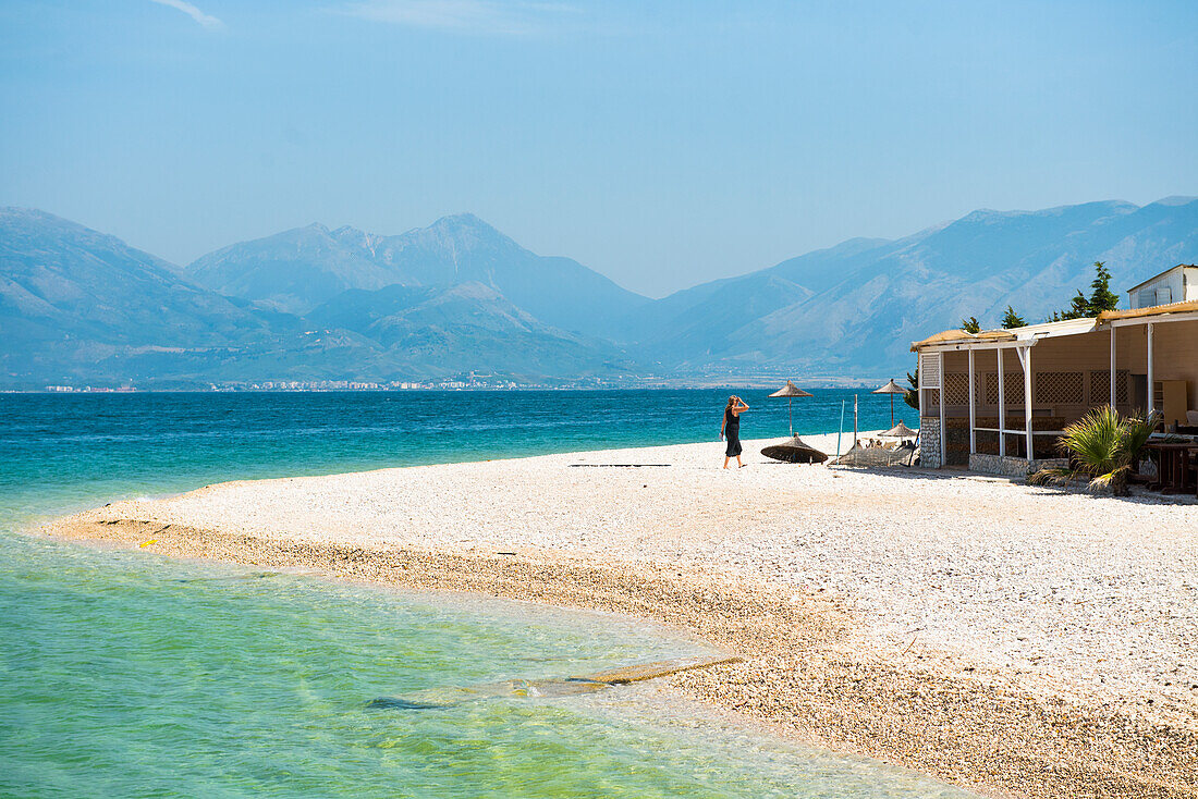  Snackbar am Strand in der Bucht von Zhanpovel, Halbinsel Karaburun, im Karaburun-Sazan Marine Park, Bucht von Vlore, Albanien, Südosteuropa 