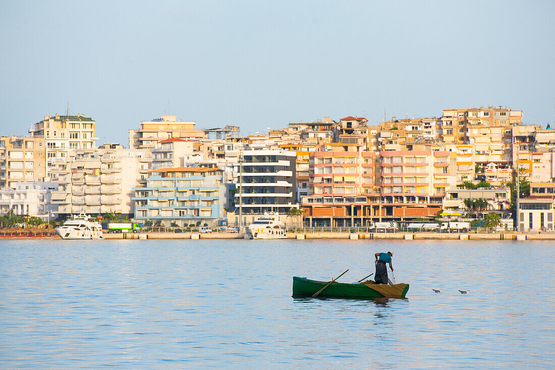  Saranda, Hafenstadt und Badeort in der Kakome-Bucht, Ionische Meeresküste, Südalbanien, Südosteuropa 