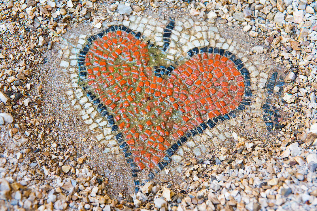 Detail Mosaik, Darstellung Herz, Große Basilika, archäologische Stätte von Butrint, Butrint-Nationalpark, UNESCO-Weltkulturerbe, in der Nähe von Saranda, an der Ionischen Küste, Albanien, Südosteuropa