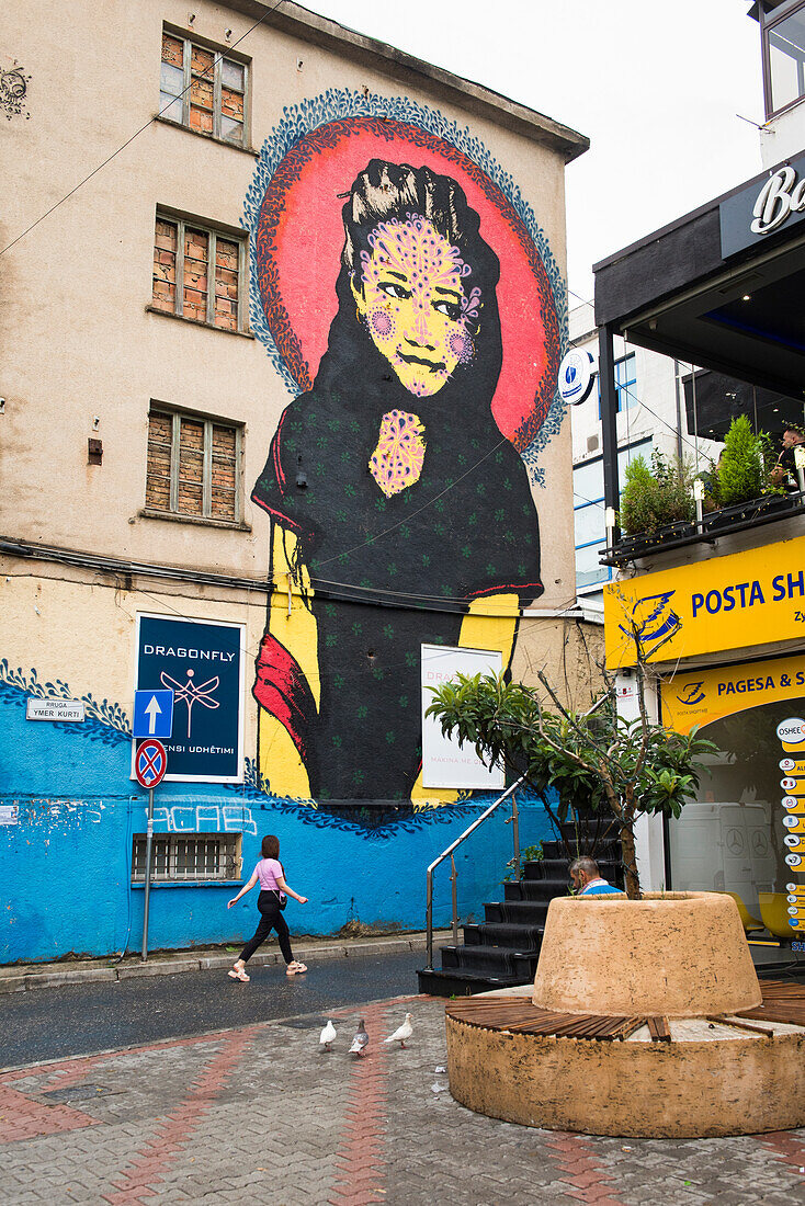  Wandbild „Kathmandu Girl“ von Stinkfish, Ymer Kurti Straße, Tirana, Albanien, Südosteuropa 