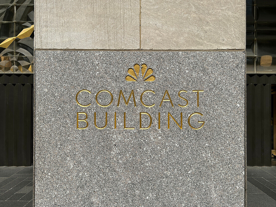  Comcast-Gebäude mit in Granit eingraviertem NBC-Pfauenlogo an der Gebäudeaußenseite, New York City, New York City, USA 