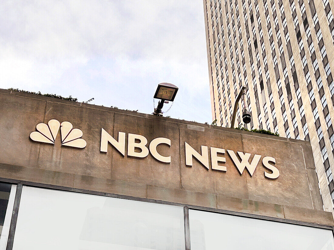  NBC News und Pfauenlogo, Gebäudeaußenseite, Untersicht, Rockefeller Center, New York City, New York, USA 