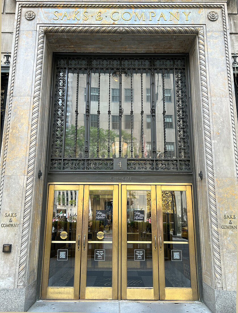 Saks Fifth Avenue Department Store, building exterior, entrance, Fifth Avenue, New York City, New York, USA