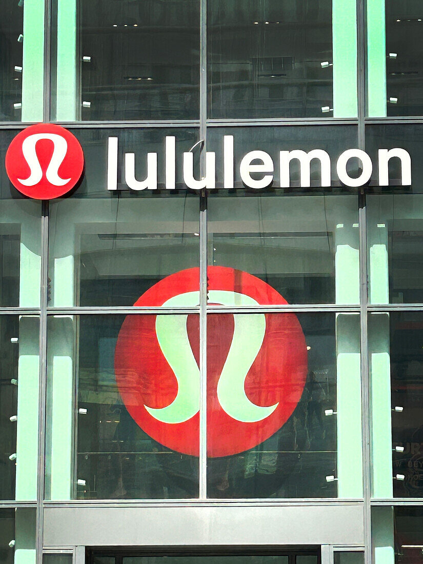  Lululemon-Store, Gebäudeaußenseite mit Firmenlogo, Fifth Avenue, New York City, New York, USA 