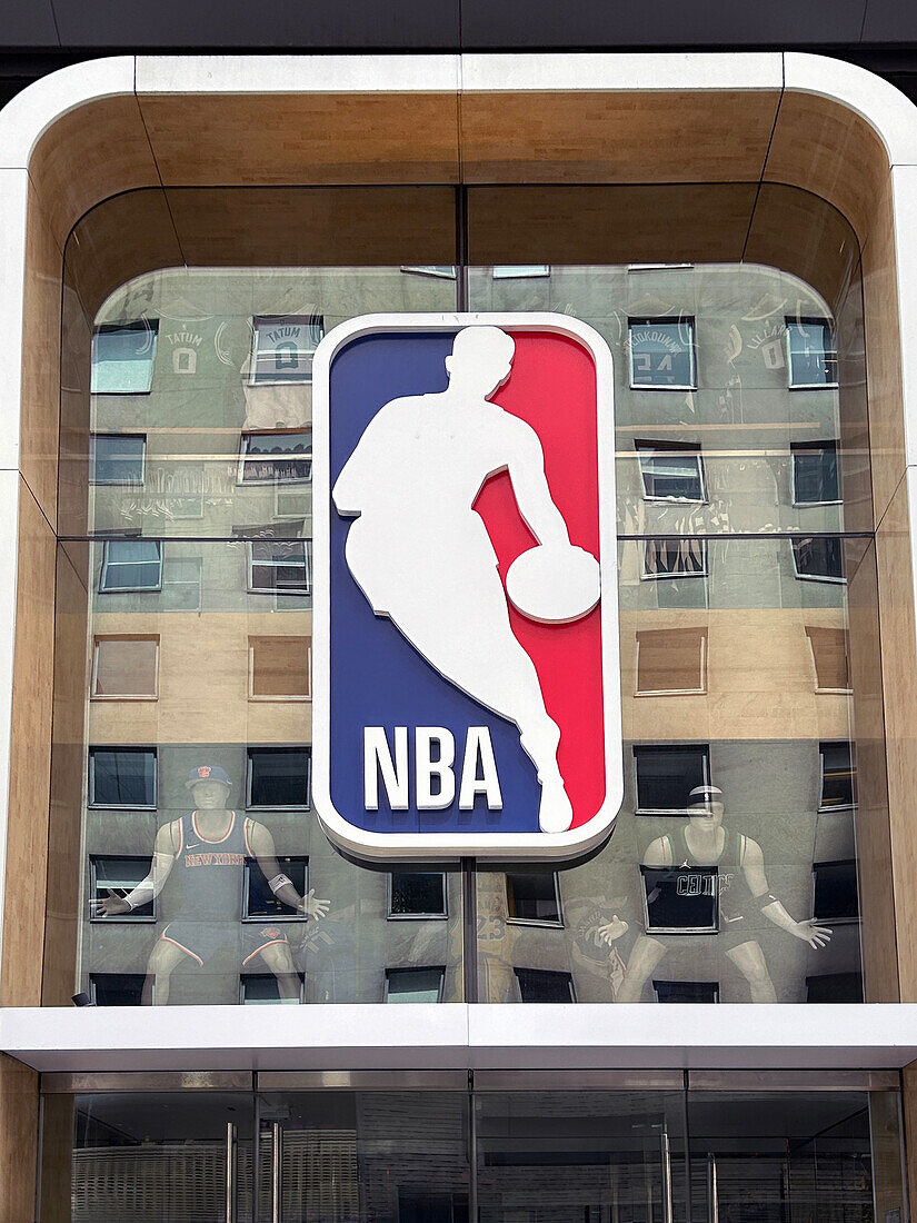  NBA-Store, Gebäudeaußenseite mit Firmenlogo, Fifth Avenue, New York City, New York, USA 