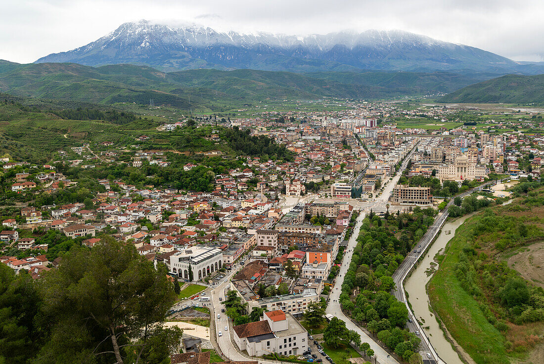 Blick über das Stadtzentrum von Berat im Tal von Fluss Osum, dahinter Berge, Berat, Albanien, Europa