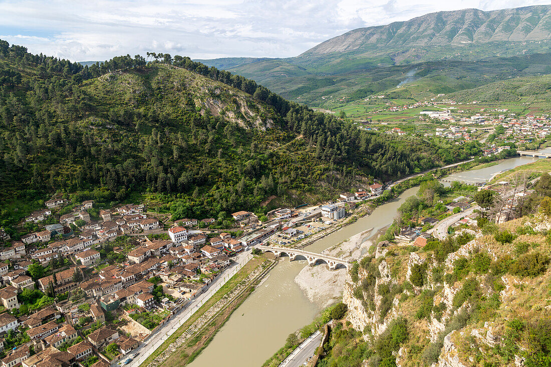 Blick auf die Gorica-Brücke über den Fluss Osumi mit traditionellen osmanischen Gebäuden im Gorica-Viertel Berat, Albanien