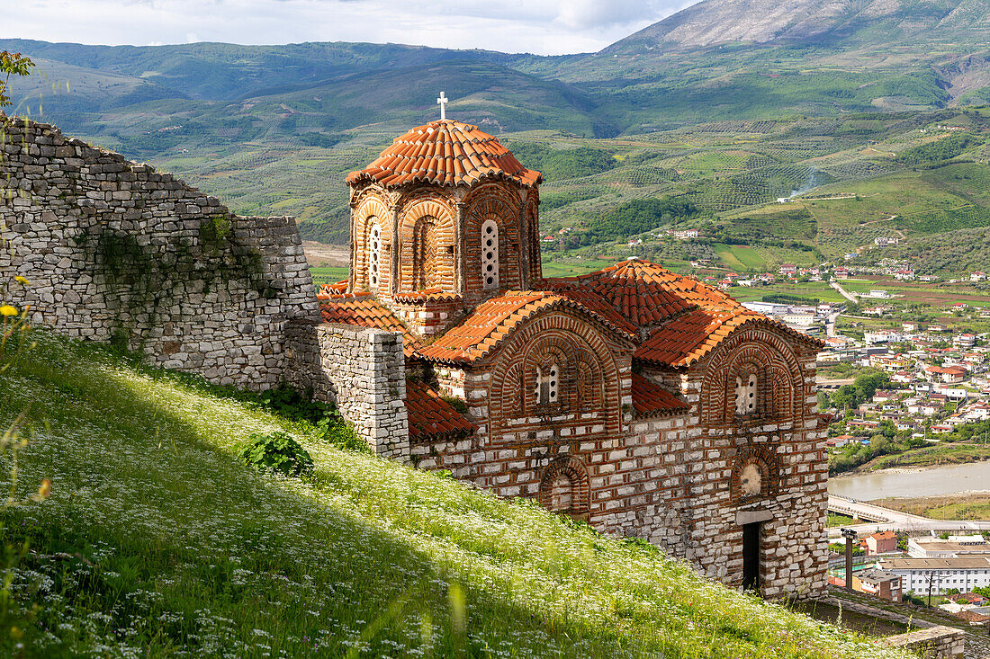 Byzantinische Architektur der Kirche der Heiligen Dreifaltigkeit, Zitadelle der Burg von Berat, UNESCO-Weltkulturerbe, Berat, Albanien, Europa