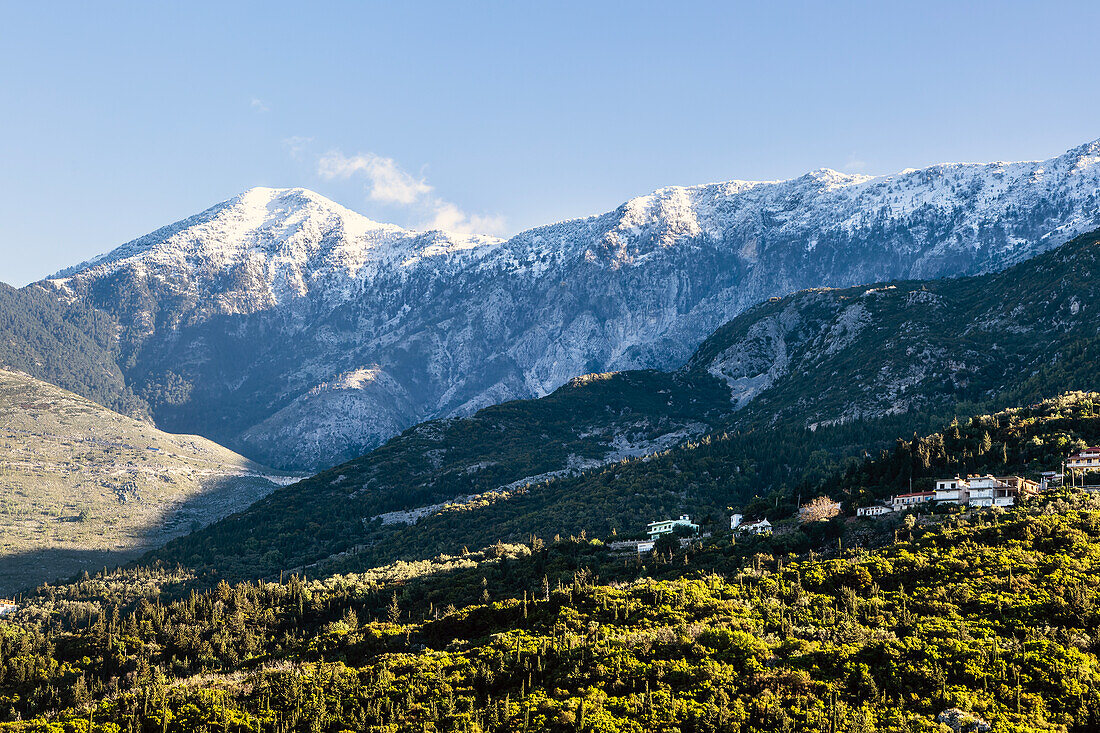 Schneebedeckte Gipfel, darunter der Berg Cika, über dem Bergdorf Palase in der Nähe von Dhermi, Albanien